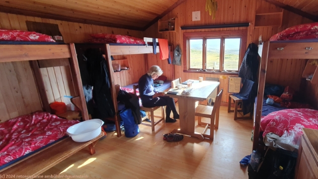 esstisch in unserer 6-bett-huette bei den duottarstugorna
