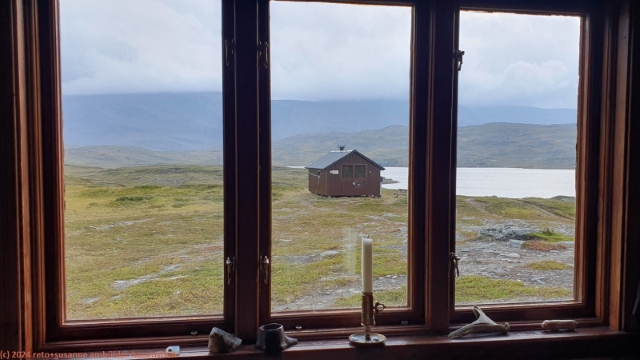 blick aus dem fenster unserer 6-bett-huette bei den duottarstugorna
