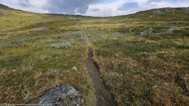 blick zurueck vom padjelantaleden waehrend dem abstieg richtung darreluoppal