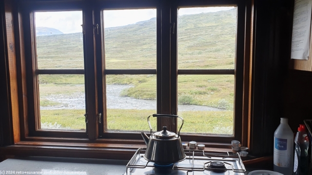 blick aus dem kuechenfenster unsere 6-bett-huette bei den darreluoppal fjaellstugorna