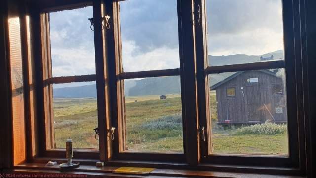 blick aus dem fenster unsere 6-bett-huette bei den darreluoppal fjaellstugorna