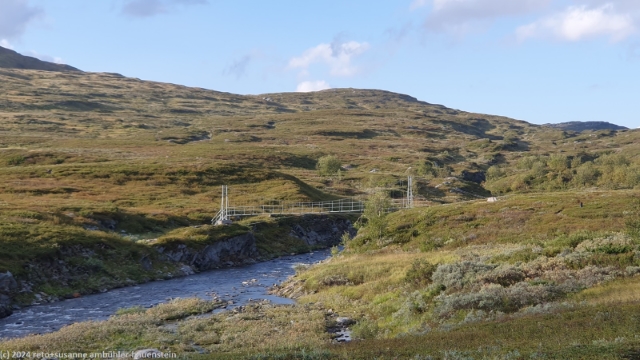 blauer abendhimmel ueber der haengebruecke ueber den vassjajakka bei den darreluoppal fjaellstugorna