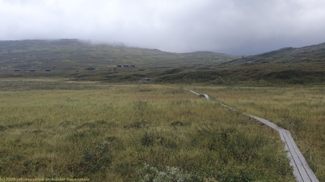 blick vom padjelantaleden zurueck auf die darreluoppal fjaellstugorna