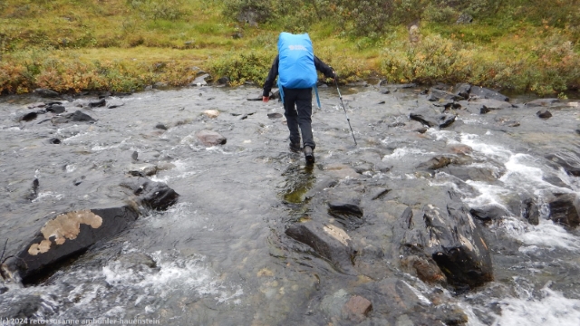 susanne durchquert einen zufluss des darrejahka
