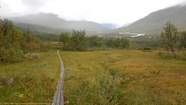 wandersteg im verlauf des padjelantaleden durch das tal des darrejahka