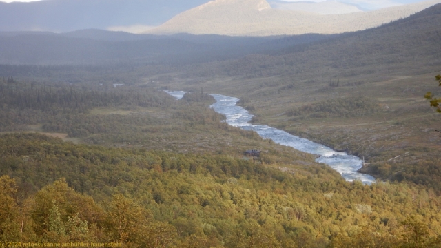 blick vom padjelantaleden auf die njunjes fjaellstuga und den tarraaetno