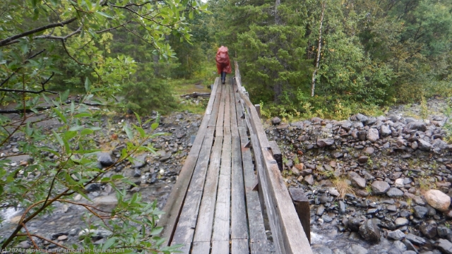 bruecke ueber einen der flusslaeufe des njunjesjahka im verlauf des padjelantaleden