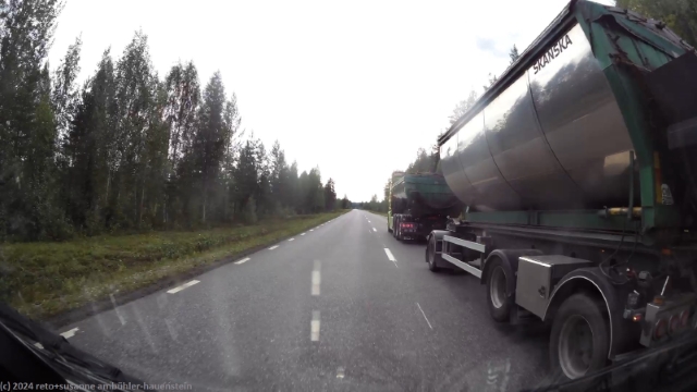 einer der riesigen lastwagen auf der strasse 97
