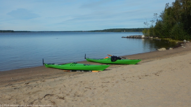 unsere gemieteten kajaks am strand des gueltzauuddens badplats bei lulea