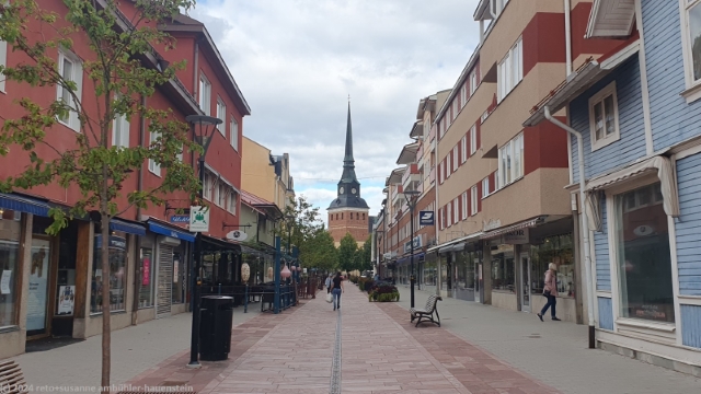 autofreie kyrkogatan im zentrum von mora