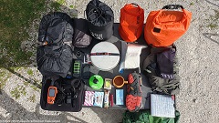 mein gepaeck fuer die bevorstehende mehrtageswanderung