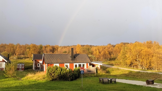 regenbogen vor unserem schlafzimmerfenster in fjaellnaes