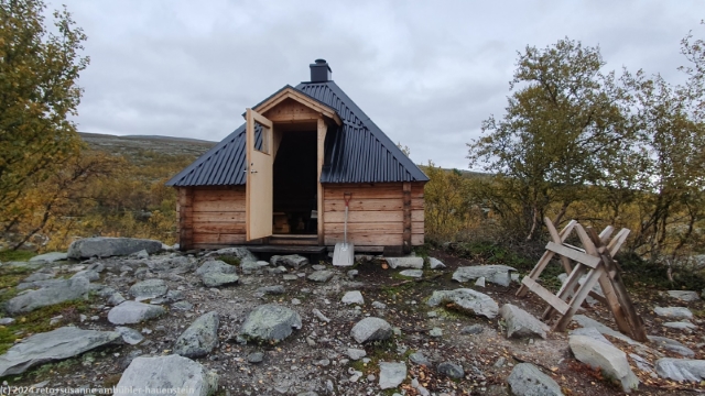 nagelneue broktjaernskojan am suedlichen kungsleden