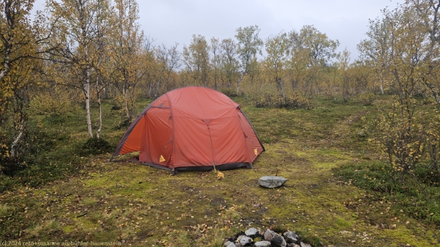 unser zelt am ufer des gaalovenjohke im verlauf des suedlichen kungsleden