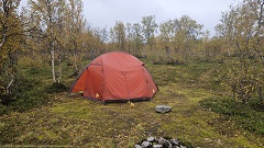 unser zelt am ufer des gaalovenjohke im verlauf des suedlichen kungsleden