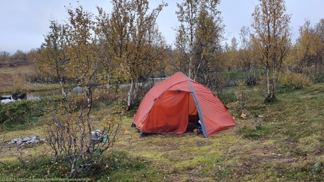 unser zelt am ufer des gaalovenjohke im verlauf des suedlichen kungsleden