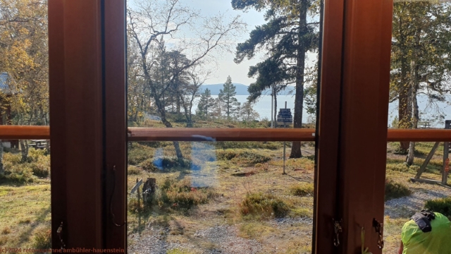 blick durchs fenster der rogenstugan
