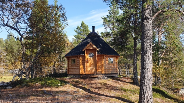 neue schutzhuette am ufer des rogen am suedlichen kungsleden