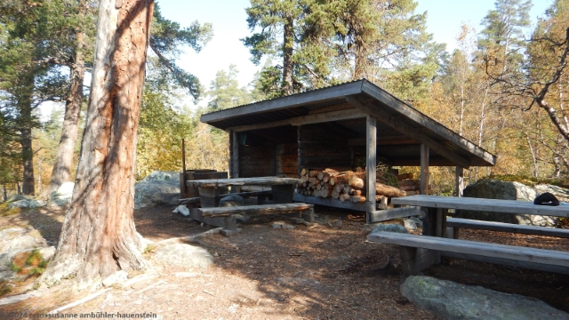windschutz am ufer des haevlingen entlang des suedlichen kungsleden