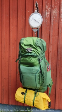 retos rucksack an der waage bei der groevelsjoen fjaellstation