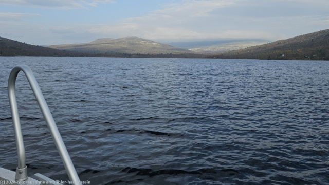 ueberfahrt mit dem boottaxi ueber den groevelsjoen kurz vor der ankunft in ryvang, norwegen