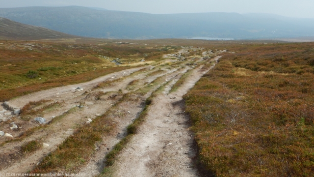 wanderweg am fuss des sjoehoejden mit groevelsjoen im hintergrund