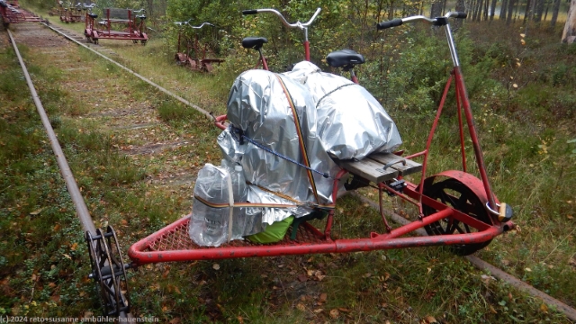 unsere tandemdraisine mit gepaeck beim startpunkt in vansbro