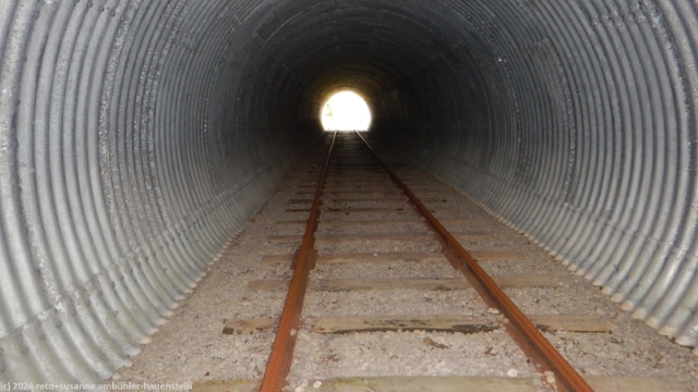 gleis durch tunnel unter der strasse 26