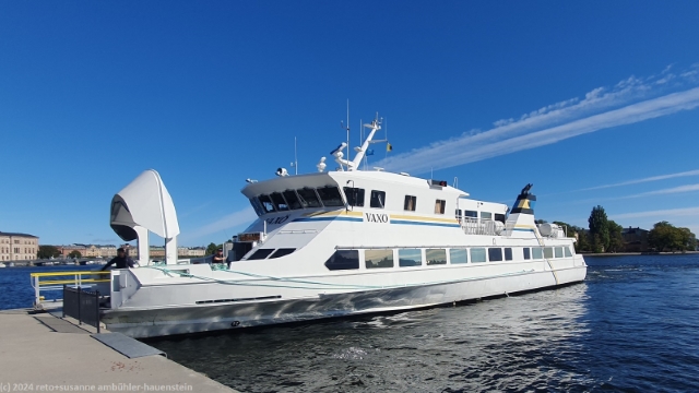 vaxoe beim schiffsanleger skeppsbron in stockholm