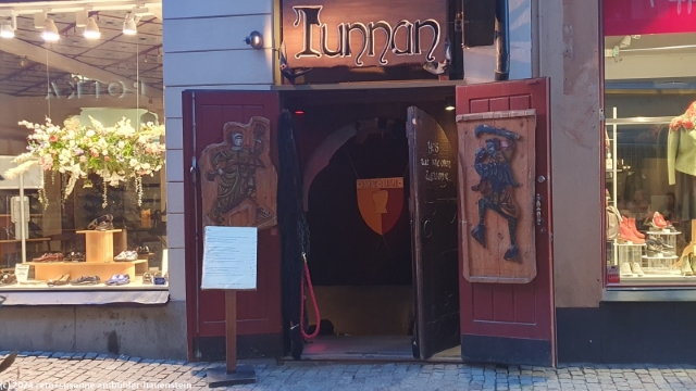 eingang zum mittelalterlichen restaurant sjaette tunnan in der gamla stan von stockholm
