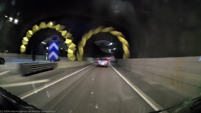 ausfahrt richtung nyn?shamn im hammarbytunneln im verlauf der strasse 75 bei stockholm