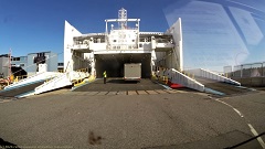 einfahrt in die faehre im hafen von nynaeshamn