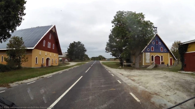 farbenfroher bauernhof entlang der strasse 149