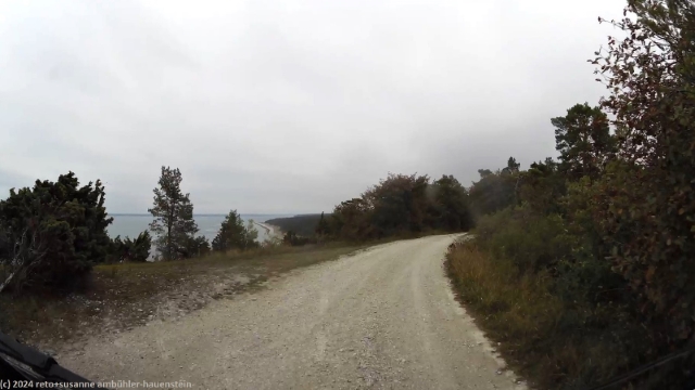 blick auf die kueste von der unbefestigten strasse durch das hall-hangvars naturreservat