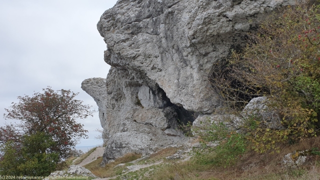 kleine hoehlen in der steilkueste hoegklint