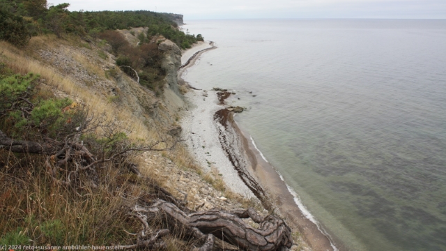 kiesstrand am fuss der steilkueste hoegklint