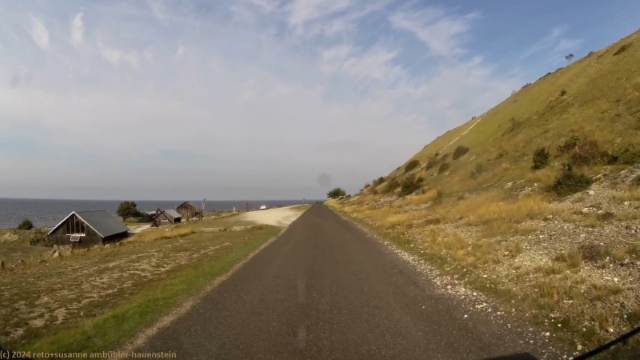 schoene kuestenstrasse bei hallbjaens in der naehe der suedspitze von gotland