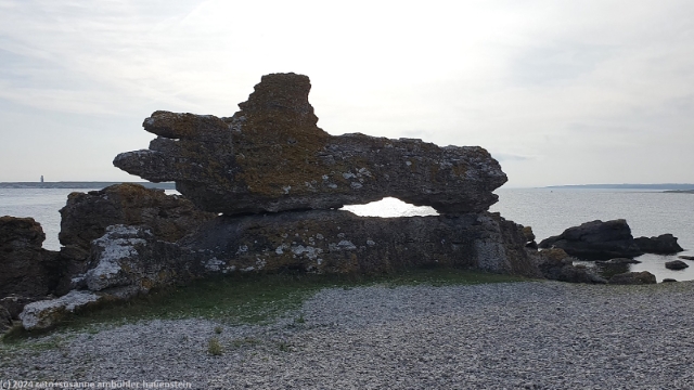 rauk bei hammarshagehaellar an der suedkueste von gotland