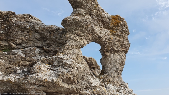 rauk bei hammarshagehaellar an der suedkueste von gotland