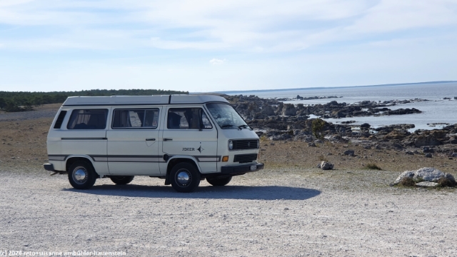 unser jogi auf dem parkplatz tunguhuvud auf faroe