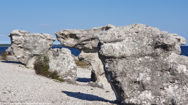 raukar an der kueste bei ljugarn im osten von gotland
