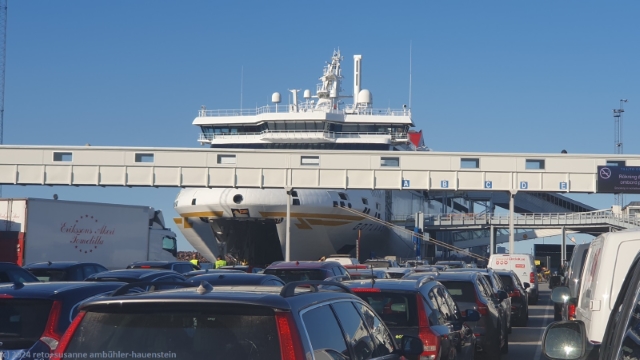 unsere faehre im hafen von visby