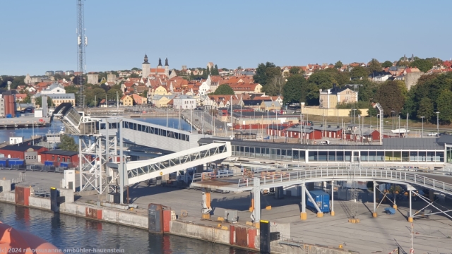 blick von der faehre auf den hafen von visby mit der stadt im hintergrund