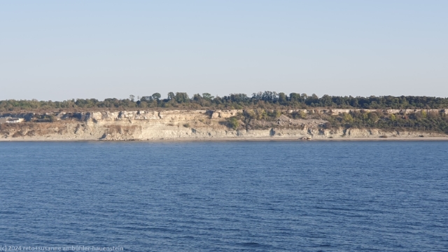 blick von der faehre auf die steilkueste hoegklint