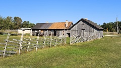 bauernhof mit charakteristischem zaun bei ljugarn im osten von gotland
