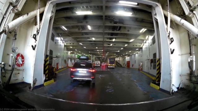 einfahrt in die faehre stena scandinavica im hafen von goeteborg
