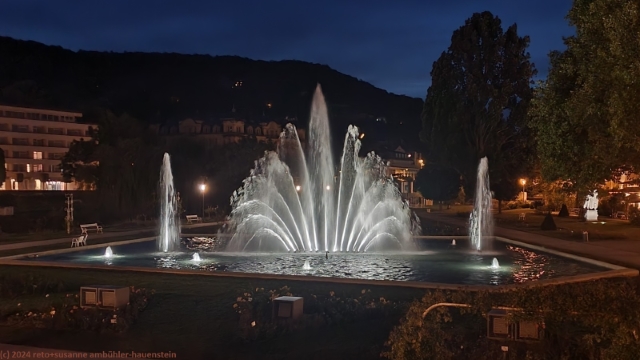 beleuchteter springbrunnen in bad kissingen