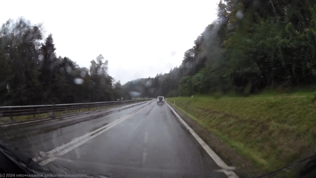 kraeftiger regen auf der A4 kurz vor schaffhausen
