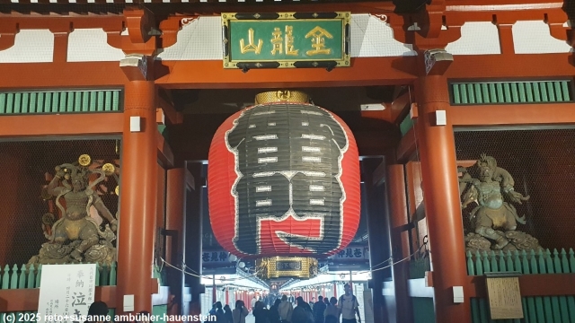 hozomon gate des senso-ji tempel in tokyo