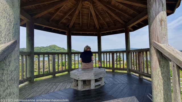 gedeckter picknickplatz an der kueste bei imari